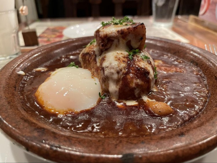 冬のイチオシは、赤ワイン煮込み〜モッツァレラチーズ焼き〜1,700円