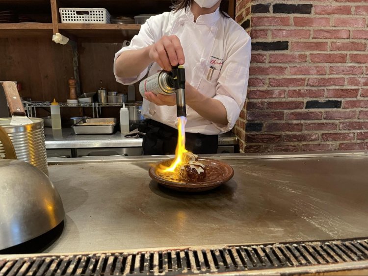 仕上げにモッツァレラチーズをバーナーで焼く。ソースも炙られてグツグツ。　