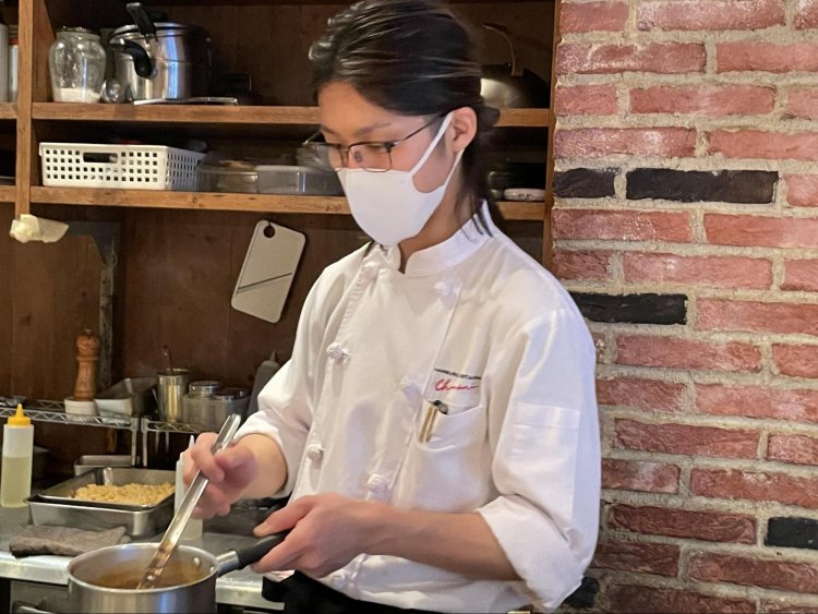 オーナーの中根さん。ソースを作っているところ。