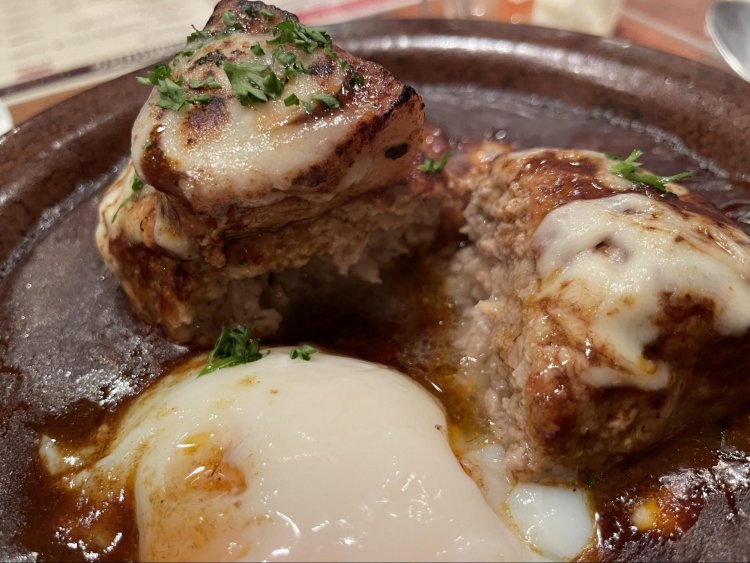 ハンバーグを割ると中から肉汁が溢れ出した。