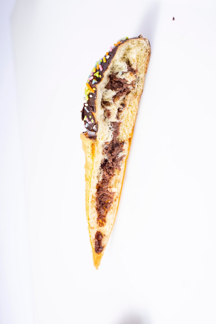 チョコバルーンの断面。上から下までチョコクリームが入っている。