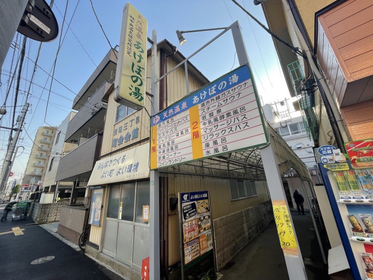 素朴なアーケードをくぐった先が入り口。