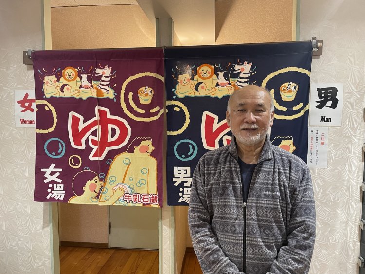 歴史をつないでいる店主の嶋田さん。