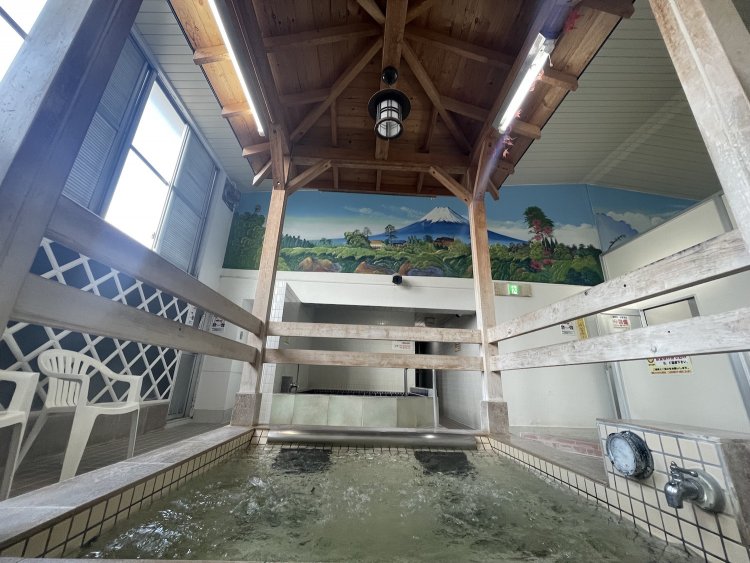 富士山に和風の壁と屋根で雰囲気満点。