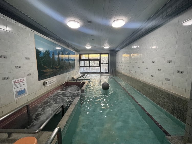 浴槽は大人数でもゆったり足がのばせる広さ。