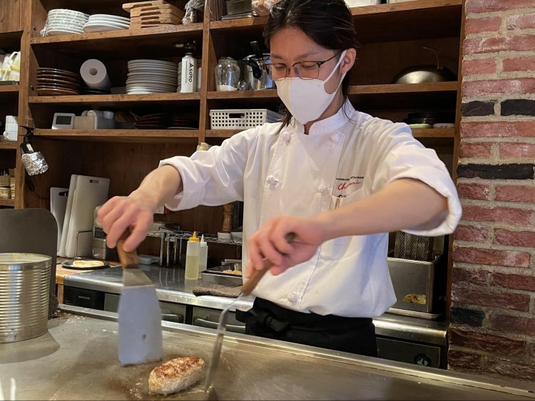 20mmもの厚さがある鉄板でじっくり焼くことで、肉の旨味たっぷりのパテが焼きあがる。