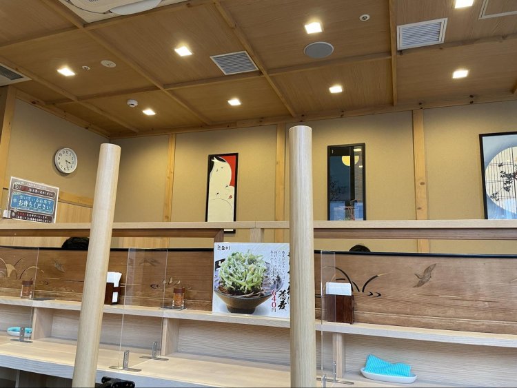 シンプルな和モダンテイストの内装。カウンター席のみ。