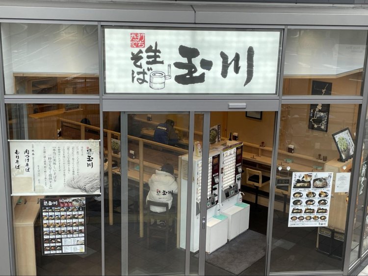 JR錦糸町駅南口の歩道橋を渡ってすぐの好立地に存在する。