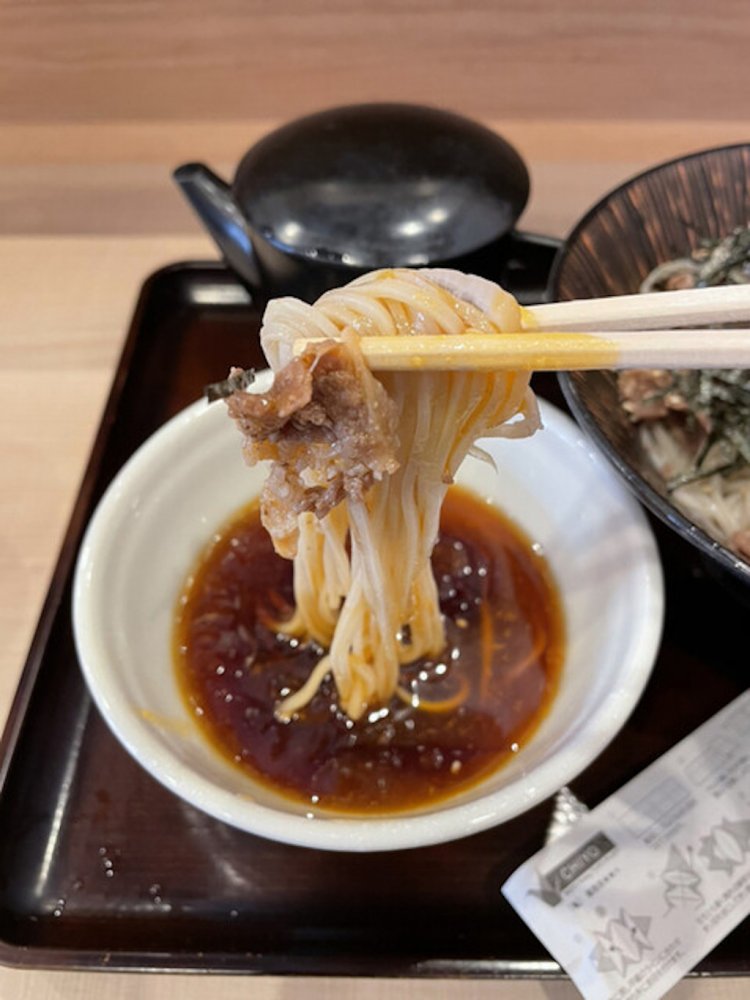 一番人気は、辛めのつけ汁クセになる、肉つけそば  並740円。