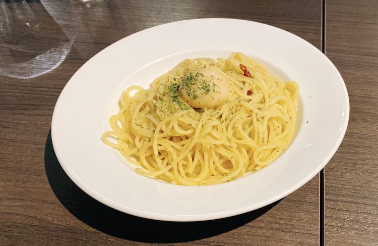 色鮮やかで特大サイズのニンニクの存在感がすごい！極ペペロンチーノ。