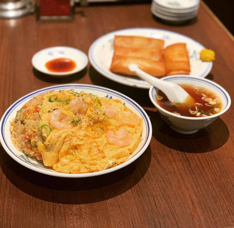 チャーハンの炒り卵とは別に、海老とネギが混ざった卵が乗っている。