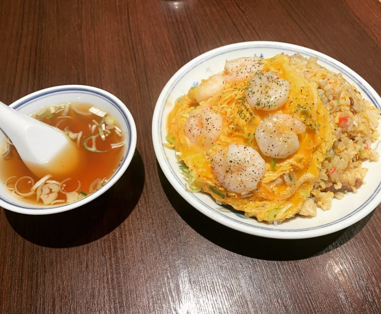 一番人気は、宝石のような輝きの、海老チャーハン1100円。