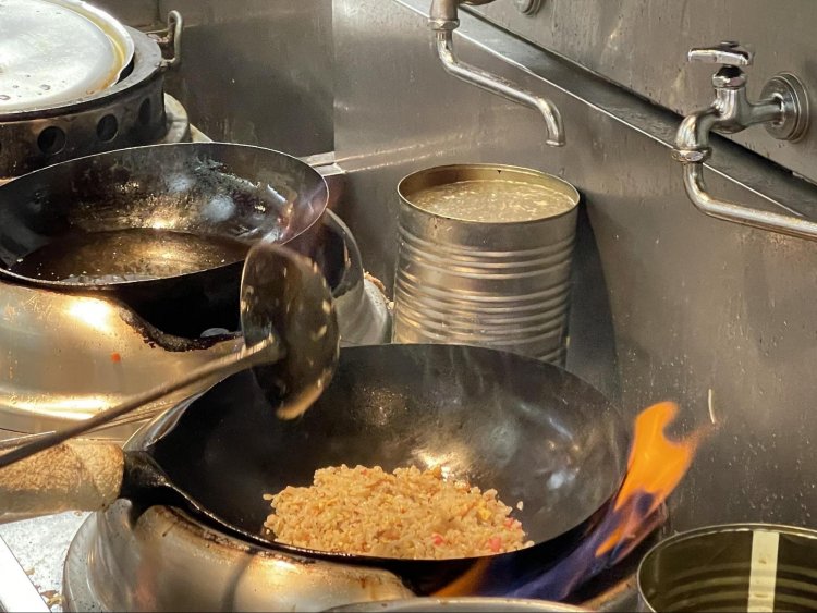 強い火力で炒めるチャーハンは時間勝負。