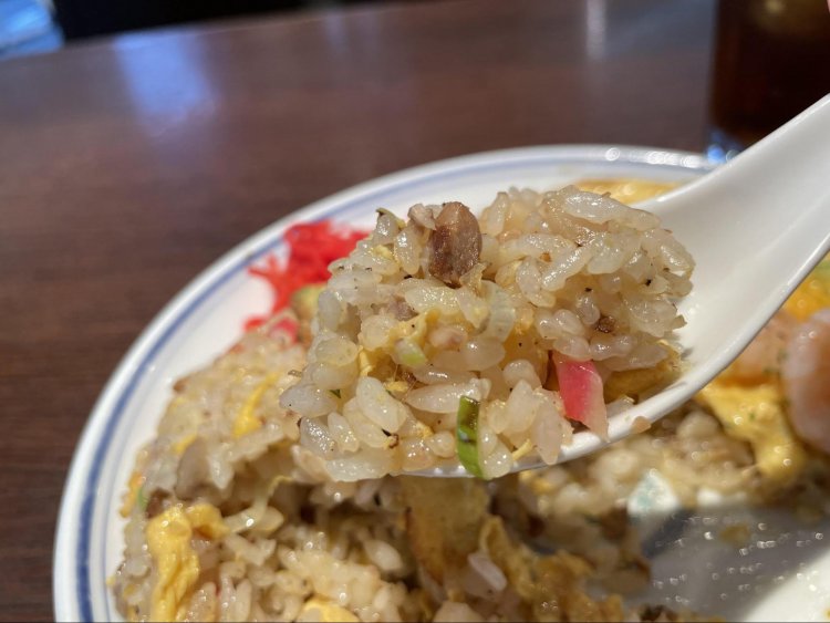 具沢山のチャーハンは、様々な食材の食感が楽しめる。