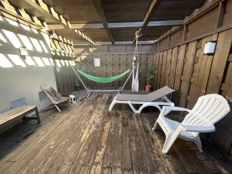 裸でゆっくりできるウッドデッキはデジタルデトックスにも一役買う。