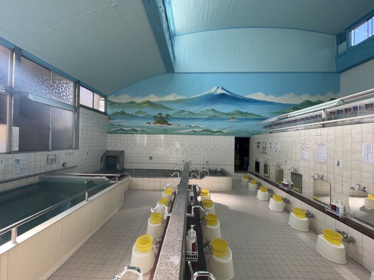 大きな富士山のペンキ絵は大黒湯のシンボル。