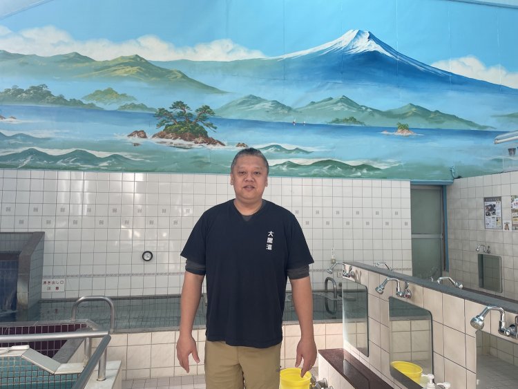 3代目店主の新保卓也さん。