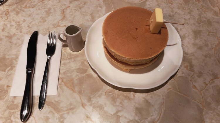 『ニット』を代表する大人気メニューのホットケーキ780円。