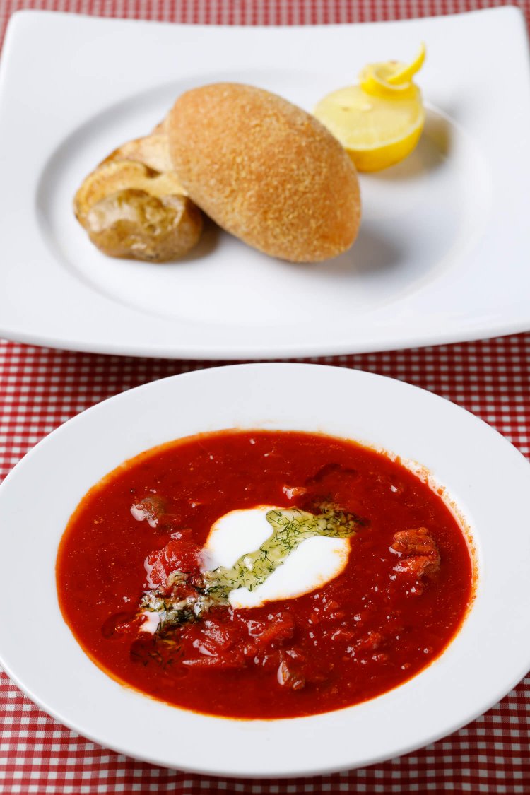 世界3大スープのひとつで、“飲む輸血”とも言われるボルシチは、栄養価の高いビーツが主原料。「そのほか、キャベツ、玉ねぎ、ニンニク、豚肉などがたっぷり入ってます」（飯島さん）。