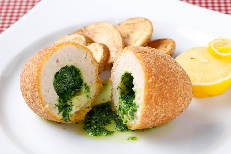 ディルとパセリを刻んだニンニクバターがとろり。キーウ風カツレツ2750円。