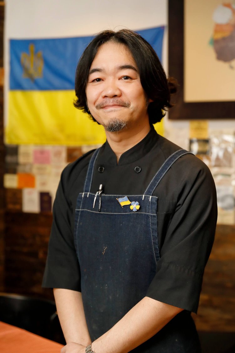 「ウクライナ国旗は、青空と黄金色の小麦畑のイメージ」と飯島さん。