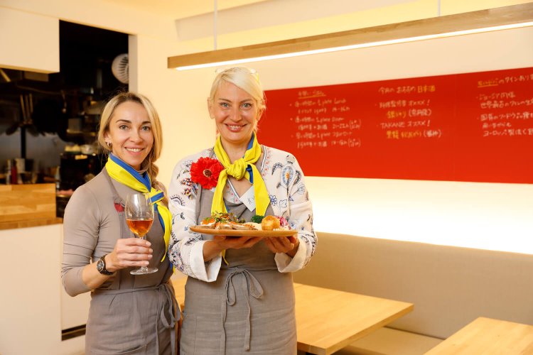 日本語が堪能なルバさん（左）と「勉強中！」というオレーナさん。