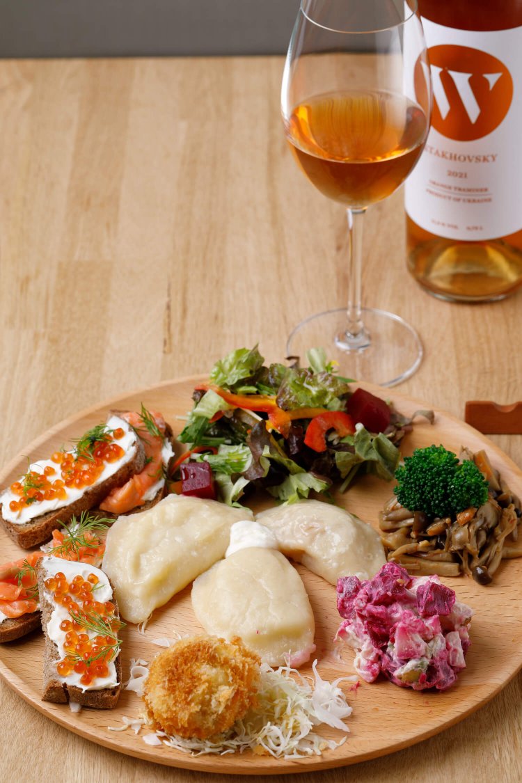 ヴァレニキやキーウ風カツレツ、オリビエ（ビーツ・じゃがいも・アボカドを和えたサラダ）などを盛り込んだウクライナ風ワンプレート1800円。