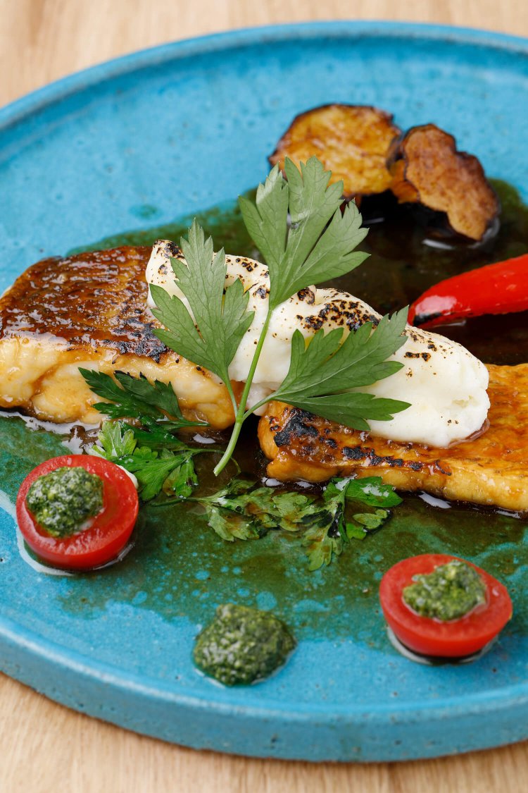 鯛のポワレ1800円。ソースはほんのり醤油ベースだが、添えられたスメタナ入りのマッシュポテトがウクライナ風！