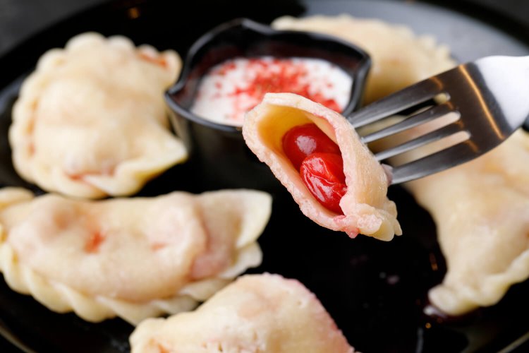 ウクライナ風水餃子のヴァレニキはデザートにも。チェリーヴァレニキ700円。