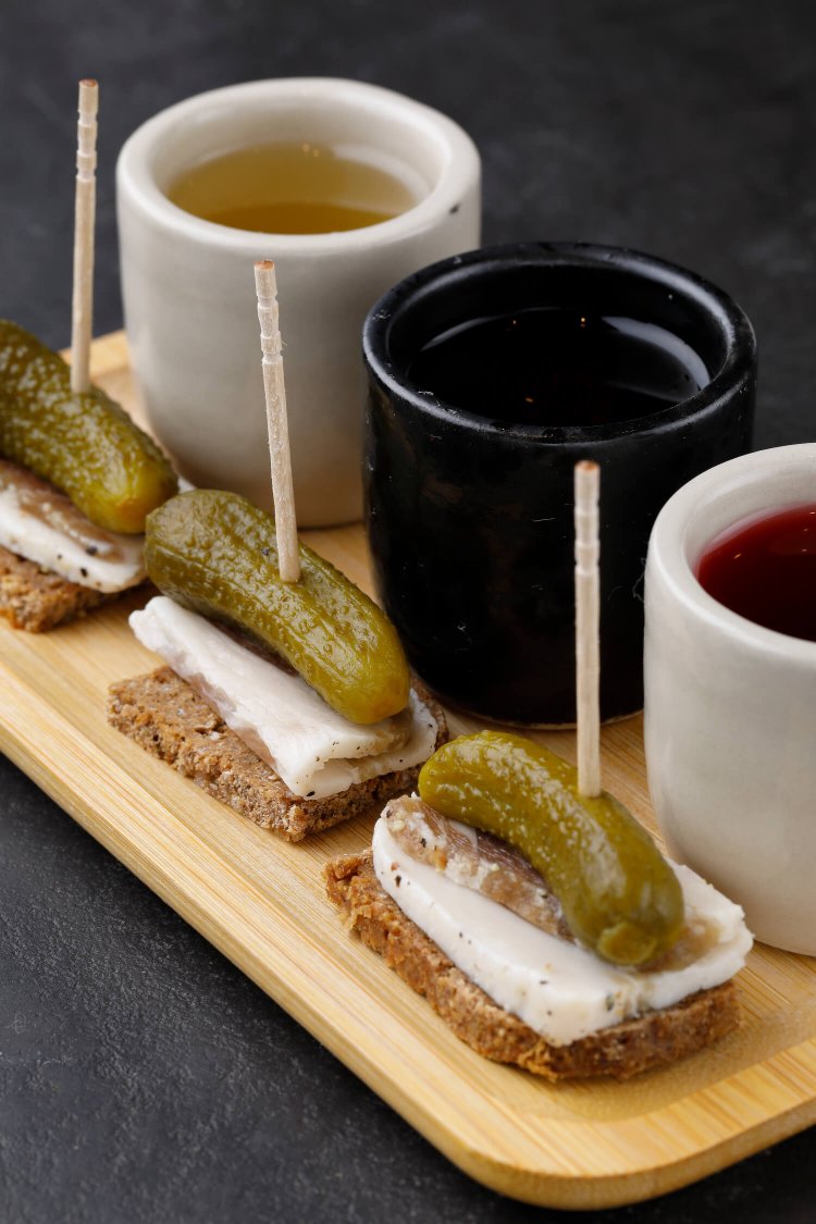 サーロ（豚肉の塩漬け）とゴルリカ（ウクライナのウォッカ）の3種セット1000円。