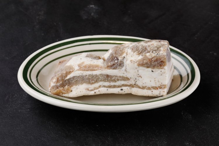 脂身の多い豚肉を塩漬けにしたサーロ。ウクライナ料理には欠かせない。