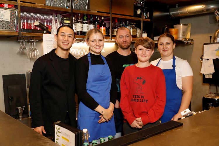 左から小笠原さん、ビクトリアさんとその家族。