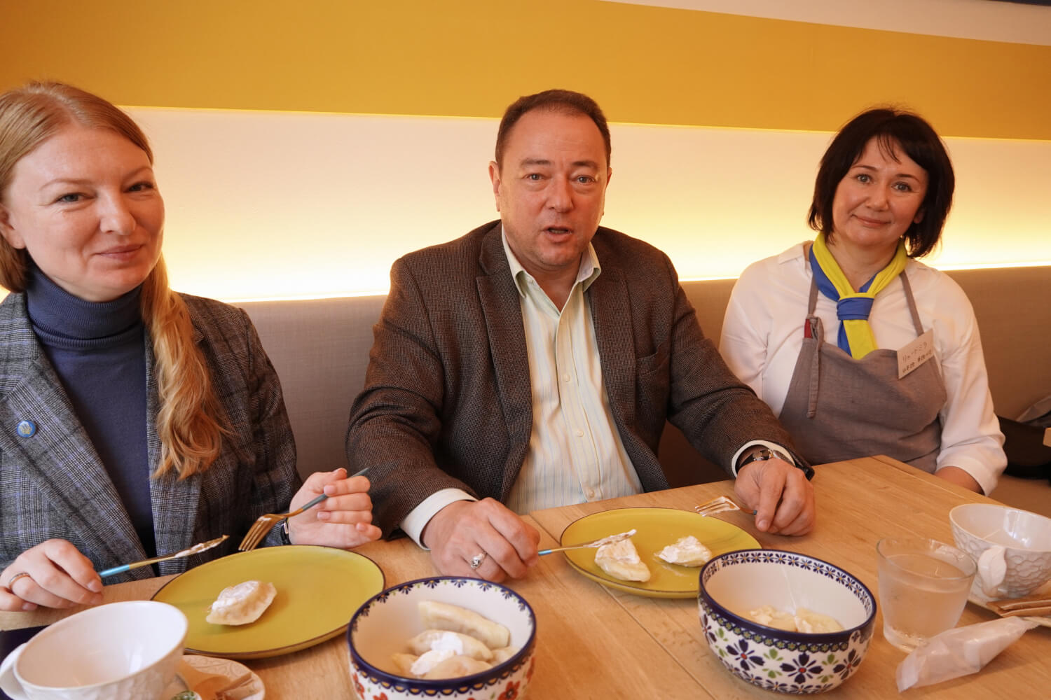 「日本の皆さんにぜひ味わってほしいです！料理をきっかけに、ウクライナの人や文化を知ってもらえたらうれしいです」とセルギー大使（中央）。