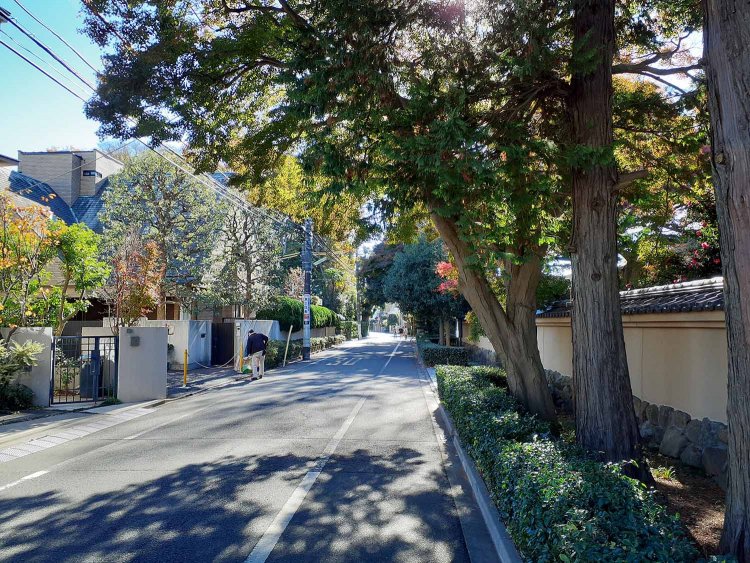 前原さんの職場とも言える鈴木一之助社長宅。所在地は世田谷区上野毛の設定で、「釣りバカ16」では五島美術館近くのこの辺りか。