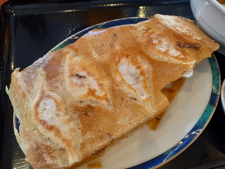 蒲田と言えば、羽根つき餃子！前原さんも餃子でスタミナつけて、夜の街に羽ばたいて行ったか？羽根つきだけに……。(『春香園』で)