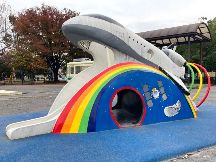 上昇するスペースシャトルの機首部分から滑り降りるという、凝ったデザイン（萩中公園）。