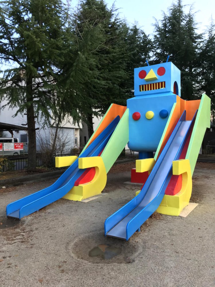 以前、奈良県・天理駅近くの公園で見かけたロボット。腕部分が両方すべり台になっており、背中から上るようになっている（田井庄池公園）。