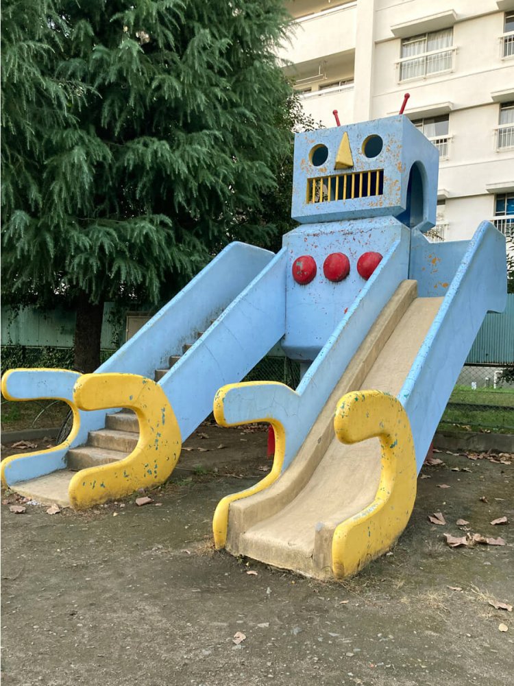 王子にあるロボット。こちらは右腕が階段、左腕がすべり台になっている。背後に階段を設置するスペースがないからか（王子六丁目児童遊園）。