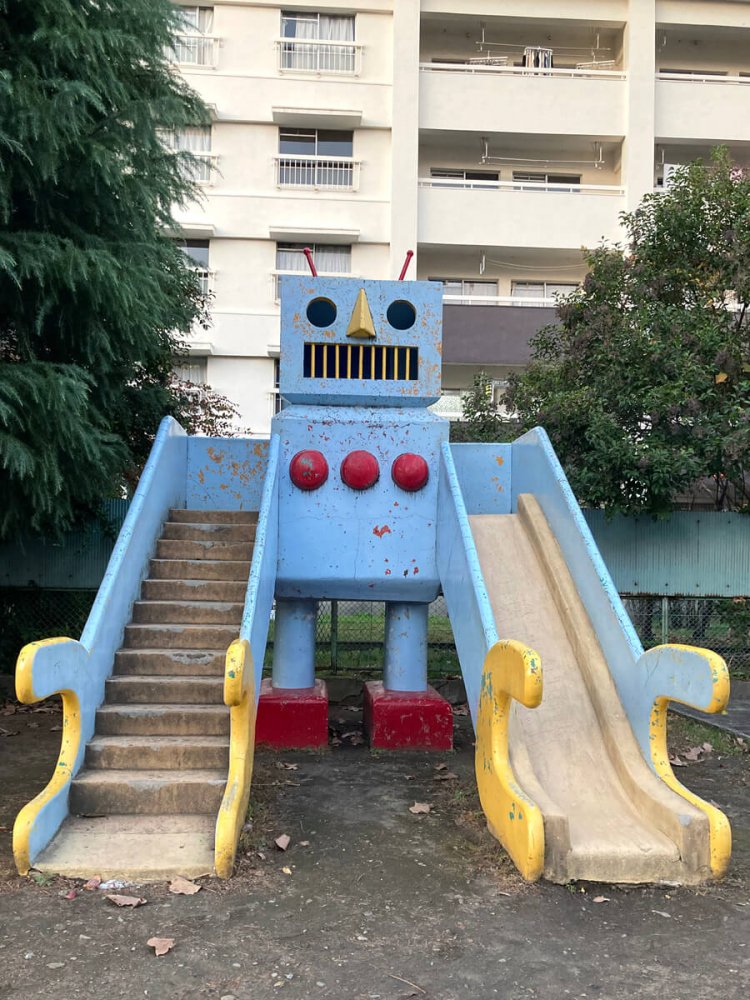 正面から見ると、優しく出迎えてくれているように見える（王子六丁目児童遊園）。