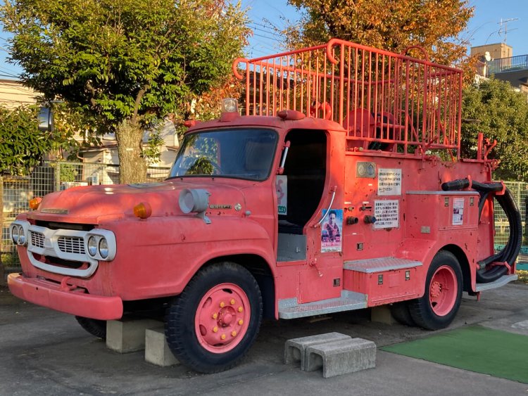 以前は左後部にすべり台が設置されていたようだ。現在も上に登ることはできる（新宿交通公園）。