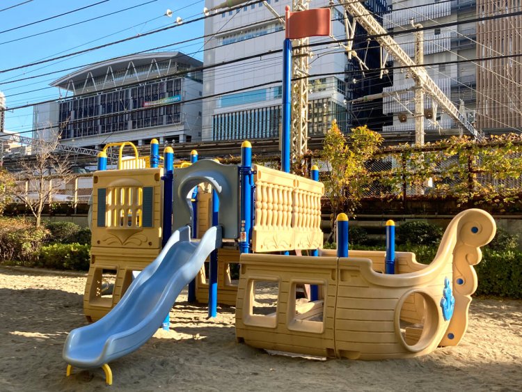 以前あった木製の大きな帆船は、船体の真ん中が真っ二つに割れているデザインだったのも良くなかったのだろうか。こちらはこぢんまりとまとまっている（本芝公園）。