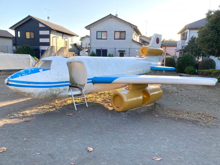 左側面から見ると普通の航空機に見える。機体記号（JA）からすると、日本の航空機という設定なのだろう（長原第一街区公園）。