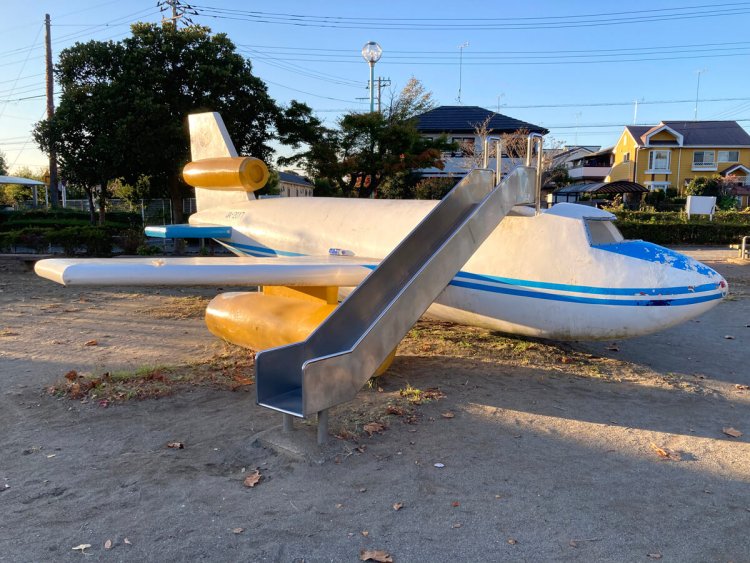 右側面から見ると確かにすべり台である（長原第一街区公園）。