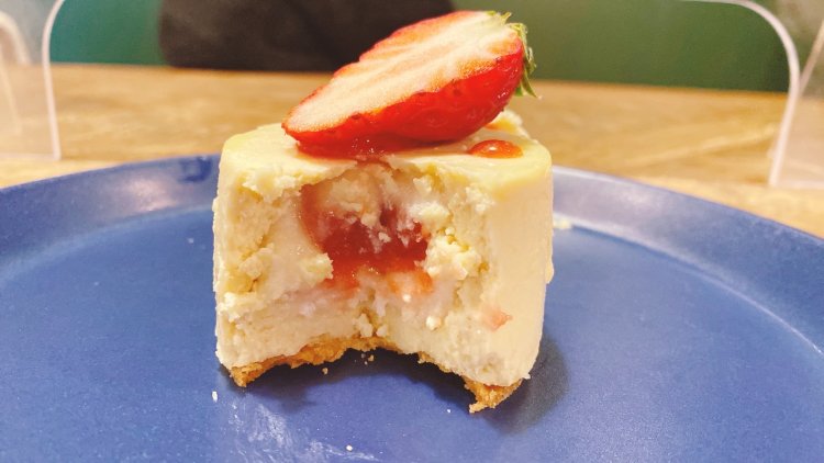 ケーキのなかにはいちごソースが！