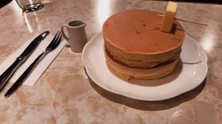 外はパリッ中はフワフワな食感のホットケーキ。