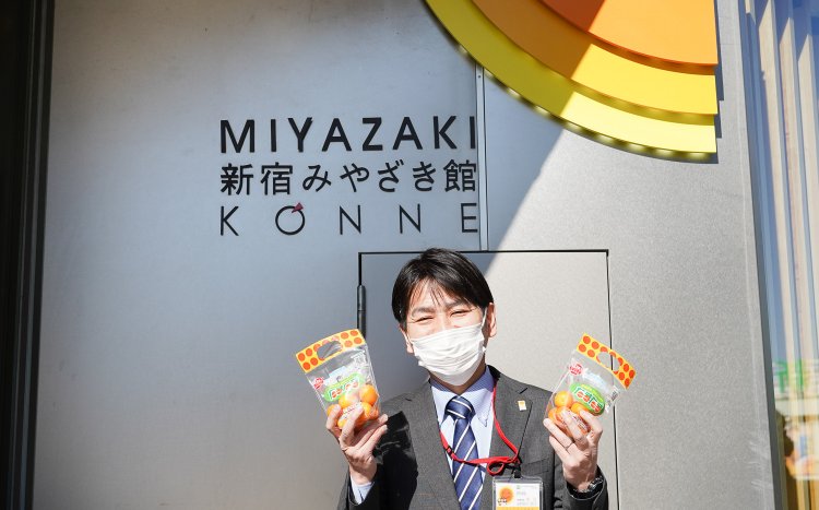 手に持ってるのは、旬の金柑。