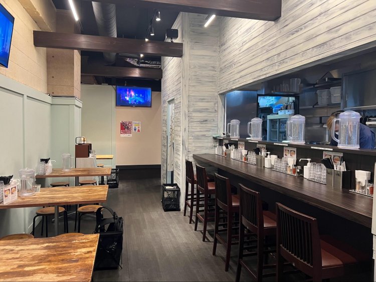 女性でも入りやすい明るく開放的な店内。