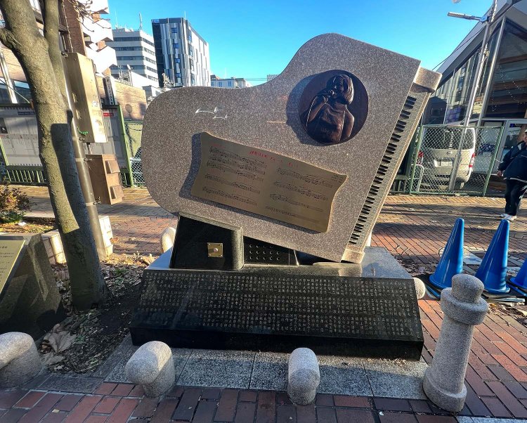 碑の下にあるボタンを押すと、色っぽい吐息が聴こえてくる……。