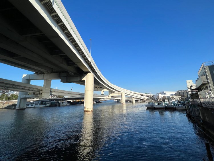 「バンドホテル」があった場所からの眺め。当時は客室の窓から港が見えたのだろう。