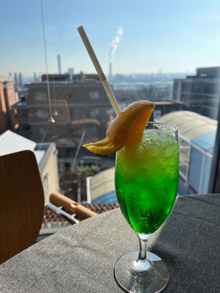 残念ながら、現在はソーダ水の中に貨物船は見えなかったが……。